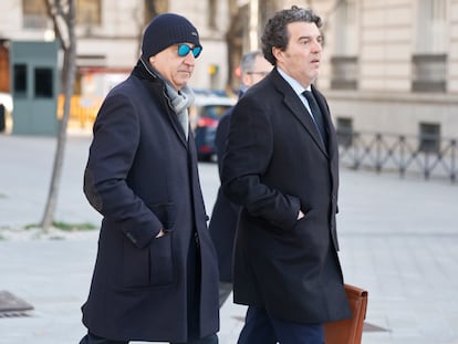 A la izquierda, con gorro y gafas de sol, el empresario Juan Carlos Cueto, este miércoles, a su llegada a la Audiencia Nacional, en Madrid.