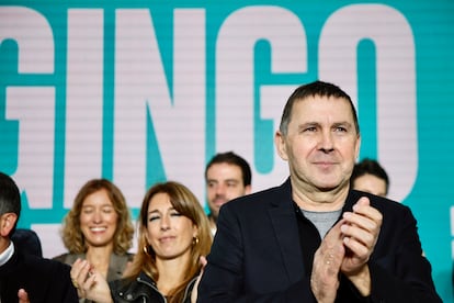 El coordinador general de EH Bildu, Arnaldo Otegi, interviene en un acto político de su partido, este domingo en Arrasate-Mondragón (Gipuzkoa).