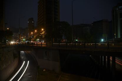 Ruas do município de Chacao no escuro durante o segundo dia de apagão elétrico na Venezuela. A última falha elétrica começou em 7 de março e durou mais de 100 horas. Desde então pelo menos vinte pessoas morreram, segundo organizações próximas à oposição, principalmente em centros de saúde que ficaram sem abastecimento.