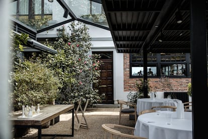 Terraza y entrada al restaurante La Huertona, en Ribadesella.
