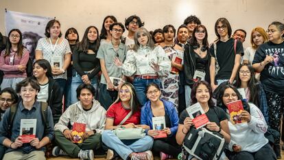 La escritora Mariana Enríquez reunida con estudiantes de la UNAM en la sala audiovisual del Colegio de Ciencias y Humanidades Sur, en Ciudad de México, el 22 de abril de 2024.