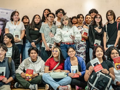 La escritora Mariana Enríquez reunida con estudiantes de la UNAM en la sala audiovisual del Colegio de Ciencias y Humanidades Sur, en Ciudad de México, el 22 de abril de 2024.