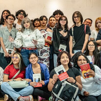 La escritora Mariana Enríquez reunida con estudiantes de la UNAM en la sala audiovisual del Colegio de Ciencias y Humanidades Sur, en Ciudad de México, el 22 de abril de 2024.