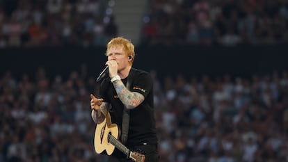 Ed Sheeran, anoche, en las primeras canciones de su concierto en el estadio Metropolitano de Madrid.