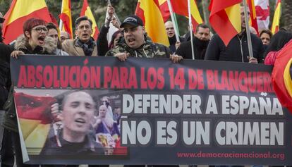 Manifestantes sujeta una pancarta que pide la absolución de los condenados