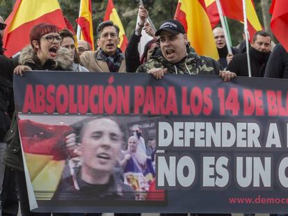 Manifestants que demanen l'absolució dels condemnats.