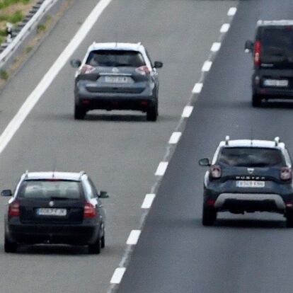 MADRID, 31/07/2021.- Vehículos este sábado a su paso por la A-2, en la carretera de Guadalajara, a la altura de Alcolea del Pinar, por la operación salida de vacaciones. EFE/ Víctor Lerena