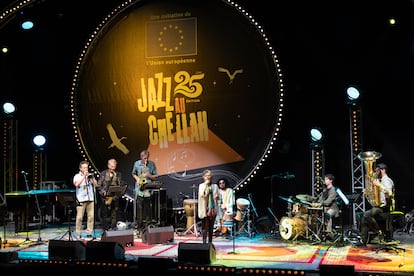 El colectivo belga Mâäk Quintet junto a la cantante belga-marroquí Laïla Amezian, en la última edición de Jazz au Chellah, en Rabat, Marruecos.