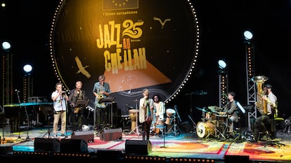 El colectivo belga Mâäk Quintet junto a la cantante belga-marroquí Laïla Amezian, en la última edición de Jazz au Chellah, en Rabat, Marruecos.