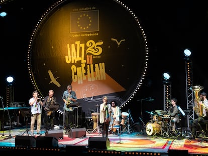 El colectivo belga Mâäk Quintet junto a la cantante belga-marroquí Laïla Amezian, en la última edición de Jazz au Chellah, en Rabat, Marruecos.