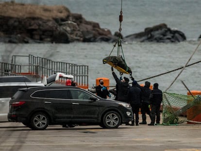 El cuerpo de uno de los tripulantes fallecidos del 'Villa de Pitanxo' es desembarcado este sábado en el puerto de San Juan de Terranova (Canadá).