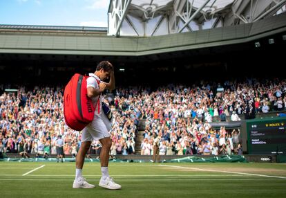 Roger Federer abandona la pista central después de perder su partido de cuartos de final contra el polaco Hubert Hurkacz, en Wimbledon en 2021.