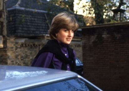 Antes de entrar a formar parte de la familia real británica, Diana era una ayudante de escuela infantil que vivía con varias amigas en Londres. En la imagen, una joven Diana de 19 años en noviembre de 1980, cuando se dirigía a su apartamento. Entonces ya era carne de persecución por parte de los fotógrafos, que rápidamente descubrieron su vinculación con Carlos de Inglaterra.