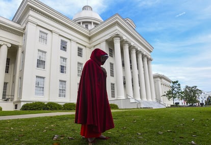 Una mujer protesta por sus derechos reproductivos vestida como una criada de la novela de Margaret Atwood en Montgomery, Alabama, el pasado 19 de mayo.