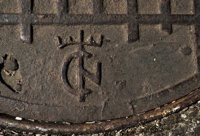 Logo del Instituto Nacional de Colonización en una tapa de alcantarilla en Villalba de Calatrava. Esta institución se creó en 1939 para intentar paliar los estragos de la Guerra Civil. Desapareció en 1971.