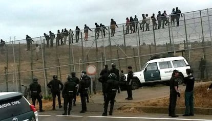 Una veintena de personas ha permanecido encaramada a la valla durante m&aacute;s de media hora.