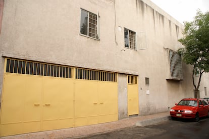 Exterior de la casa- estudio Luis Barragán en la Colonia Daniel Garza, en Ciudad de México. Un lugar en donde cada espacio se adecua maravillosamente a su cometido.
