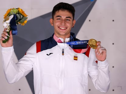 Alberto Ginés, con el oro de escalada deportiva en el podio de Tokio.