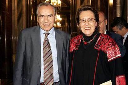 Alfonso Guerra, con Carmen Tagüeña, hija de uno de los mandos militares de la República.