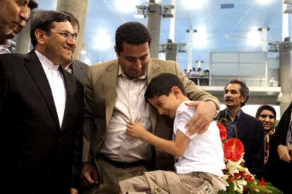 El científico iraní Shahram Amirí abraza a su hijo al aterrizar en Teherán, tras 14 meses en paradero desconocido en EEUU.
