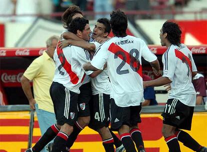 Los jugadores del River celebran un gol en su campo, amenazado de cierre por los incidentes de sus <i>ultras</i>