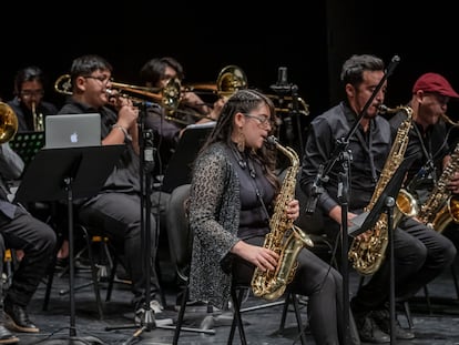 Integrantes de La Pintana Big Band durante un ensayo, en Santiago