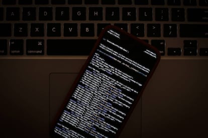 Un código HTML en una pantalla de un iPhone.