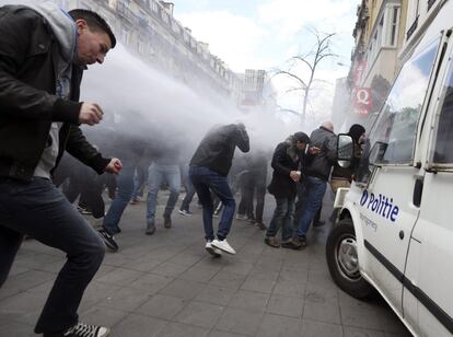 La policía antidisturbios belga ha tenido que usar cañones de agua para dispersar a un grupo de unos 200 radicales nacionalistas —autodenominados "hooligans"— que han irrumpido en el memorial improvisado a las víctimas de los atentados instalado en la plaza de la Bolsa de Bruselas.