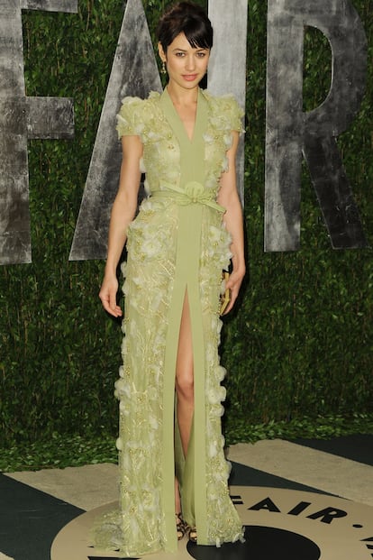 Tras la gala de la pasada edición de los Oscar, la actriz no quiso perderse la fiesta de Vanity Fair. Asistió con un diseño de inspiración japonesa firmado por Georges Hobeika. El vestido verde llamaba la atención por sus inscrustaciones de flores con perlas. El detalle: el lazo en forma de flor.