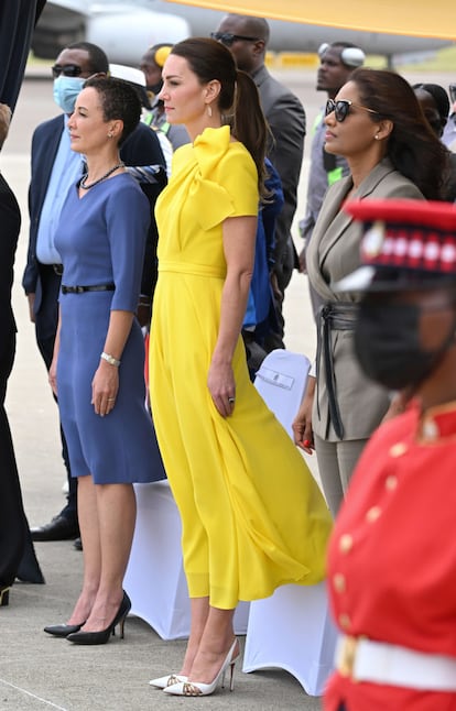 Para su primera toma de contacto con el pueblo jamaicano, Middleton, eligió un vestido amarillo firmado por la diseñadora serbia, pero afincada en el Reino Unido, Roksanda.