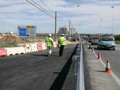 Un quitamiedos impide acceder a la zona donde se desarrollan las obras de la desaladora.