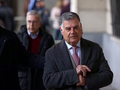 El exconsejero de la Junta José Antonio Viera llega a la Audiencia de Sevilla para conocer la sentencia del caso de los ERE en noviembre de 2019.