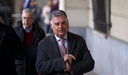 El exconsejero de la Junta José Antonio Viera llega a la Audiencia de Sevilla para conocer la sentencia del caso de los ERE en noviembre de 2019.