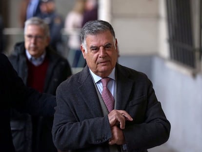 José Antonio Viera, exconsejero de Empleo, al llegar a los juzgados de Sevilla para conocer la condena por el 'caso de los ERE', en noviembre de 2019.