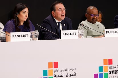 El ministro de Exteriores, José Manuel Albares, en el centro, durante los debates de la conferencia de financiación del desarrollo que se celebra en Sevilla.  
