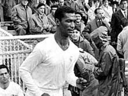 Waldir Pereira, Didí, salta al césped del estadio Bernabéu para disputar un partido en 1959. Tras él, Gento.
