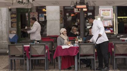 Un camarero atiende las mesas de la terraza en un bar de la plaza Mayor, este lunes.