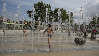 Niños jugando en el refugio de agua