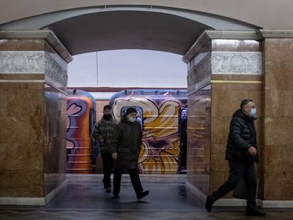 Trasiego en una estación del metro Kiev, el lunes 31 de enero.