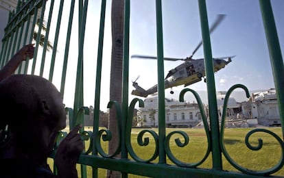 Um helicóptero do Exército dos Estados Unidos aterrissa nos jardins do destruído palácio presidencial haitiano (19/01/2010).