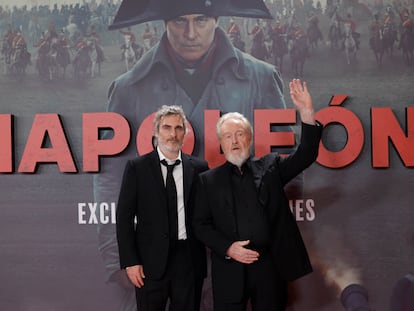 El director británico Ridley Scott y el actor estadounidense Joaquin Phoenix, a la izquierda, en la presentación de la película 'Napoleón', el pasado lunes en Madrid.