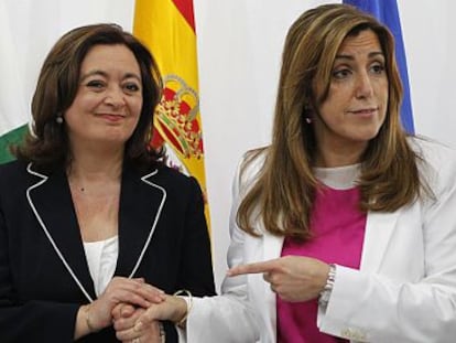 Susana Díaz, a la derecha, junto a Mar Moreno, en su toma de posesión.