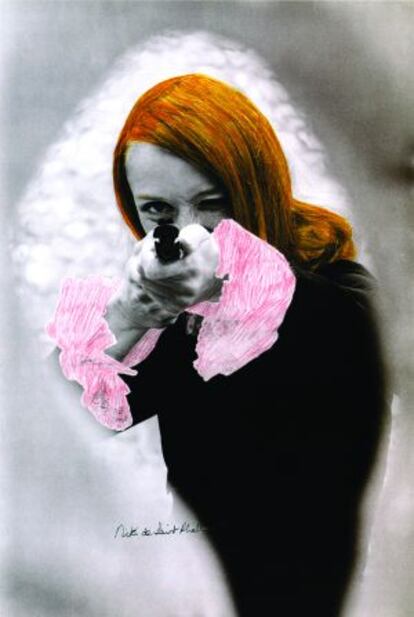 'Niki de Saint Phalle apuntando'.