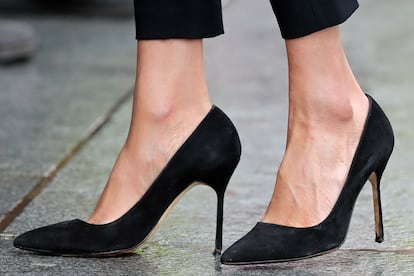 Las plataformas han desaparecido de la vide de Markle. Hoy calza, prcticamente como uniforme, salones en negro o nude. ?Los favoritos? De Aquazzura o Manolo Blahnik.