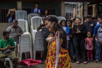 Ashly Solórzano rompe en llanto al terminar un baile tradicional a manera de homenaje durante el funeral de Gerald Vásquez. El joven, de 20 años, fue asesinado de un disparo en la sien el 14 de julio en la iglesia de la Divina Misericordia, durante la ofensiva que la policía lanzó a los estudiantes que permanecían atrincherados en la Universidad Nacional. Ashly y Gerald era amigos desde los 6 años de edad y ambos bailaban juntos las danzas tradicionales de Nicaragua.