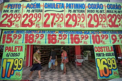 Carteles de precios en un mercado en Brasilia (Brasil).