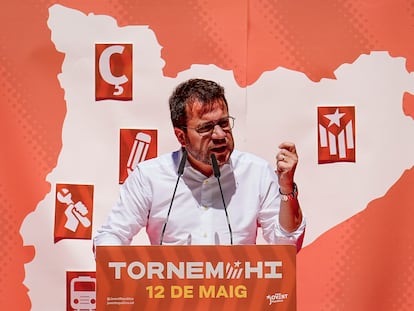 El presidente de la Generalitat y candidato a la reelección por ERC, Pere Aragonès, participa en un acto electoral en Barcelona, este domingo.