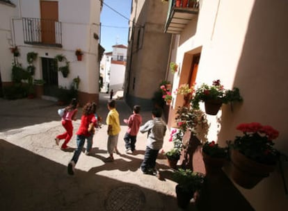 Niños jugando en una calle de Iznatoraf, en Jaén