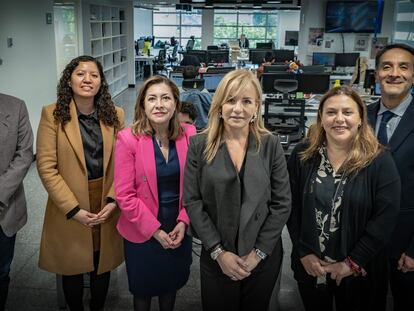 Los periodistas de EL PAÍS Javier Lafuente y Sonia Corona; Gabriela Rivera, de la UNFPAen México; Claudia Restrepo, consultora de Deloitte; María Cristina Castillo, secretaria de las Mujeres de Yucatán; y Rafael Chaves, de Organon, en la redacción del diario en Ciudad de México, el 9 de febrero de 2023.