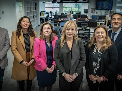 Los periodistas de EL PAÍS Javier Lafuente y Sonia Corona; Gabriela Rivera, de la UNFPAen México; Claudia Restrepo, consultora de Deloitte; María Cristina Castillo, secretaria de las Mujeres de Yucatán; y Rafael Chaves, de Organon, en la redacción del diario en Ciudad de México, el 9 de febrero de 2023.